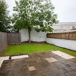 Newly Renovated 3 Bedroom Modern House بيت للعطل غلاسغو
