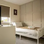 Modern 3br With 3 Bathrooms, Garden & Free Parking *