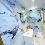 Stylish & Sleeps 7 - Free Parking - Walking Distance To & West End *