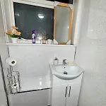 Likewise Modern Two Bedrooms For 4 In Area شقة غلاسغو