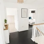 Daire 3br Detached Home, Driveway & Large Rear Garden Glasgow