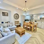 Three Bedroom In Centre Apartment *