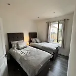 Modern And Stylish 3 Bedroom 2 Bathroom West End House With Free Wifi And Parking *