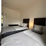 Modern And Stylish 3 Bedroom 2 Bathroom West End House With Free Wifi And Parking Villa