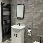 Modern And Stylish 3 Bedroom 2 Bathroom West End House With Free Wifi And Parking *