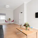 بريميير سويتس بلاس باث ستريت