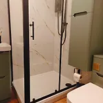 Newly Renovated West End דירה *