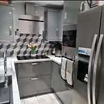2-bedroom Away From In Glasgows' East End With Free Parking Apartman