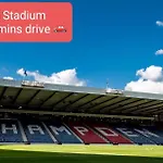 Apartman 2-bedroom Away From In Glasgows' East End With Free Parking *