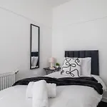 Bella House - 3 Bed House In Apartment