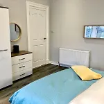 Byevo Almar - Close To And Airport - Perfect For Contractors Or Large Groups