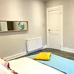 Byevo Almar - Close To And Airport - Perfect For Contractors Or Large Groups Feriehus Glasgow