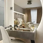 2br West End Near Botanic Gardens