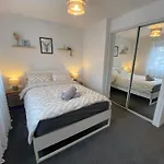 Modern In West End, Free Parking דירה *