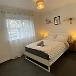 דירה Modern In West End, Free Parking *