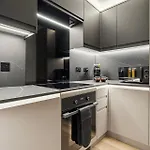 2br West End Near Botanic Gardens *