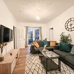 Attractive 3 Bedroom Daire Glasgow