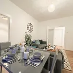 Attractive 3 Bedroom * גלאזגו