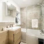 Attractive 3 Bedroom Daire Glasgow