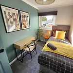 Urban 4br House - Central-free Parking-no Party 펜션 *