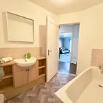Stylish With Free Parking Near Town Appartamento Glasgow