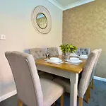 Stylish With Free Parking Near Town Γλασκώβη