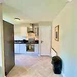 Stylish With Free Parking Near Town Glasgow