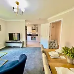 Stylish With Free Parking Near Town Διαμέρισμα