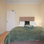 Group 3br Close To Hydro And Secc With Parking *