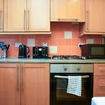 Group 3br Close To Hydro And Secc With Parking * Glasgow