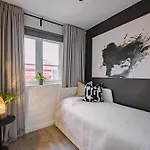 Emirates Aparthouse דירה *