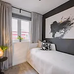 Emirates Aparthouse Apartman