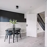 Emirates Aparthouse דירה