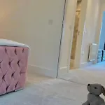 Prázdninový dům Executive Triplex House, 3 Bedroom 3 Bathrooms 1 Living Kitchen - Huge Terrace For Master Bedroom - Private E Parking Lez Congestion Zone Free - Garden - 5 Mins Drive To Centre Station Glasgow