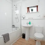 2bed East End Gem With Free Parking דירה