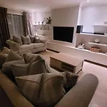 Stylish, Modern 3 Bedroom House, Free Parking X 2 *