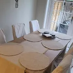 Stylish, Modern 3 Bedroom House, Free Parking X 2 *