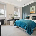 בית נופש Spacious 5 Bedroom With 3 Bathrooms And Private Parking *