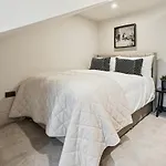 Spacious 5 Bedroom With 3 Bathrooms And Private Parking