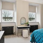 Spacious 5 Bedroom With 3 Bathrooms And Private Parking *