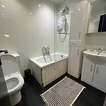 Near Hydro And Centre Free Parking * גלאזגו