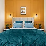 Spacious 5 Bedroom With 3 Bathrooms And Private Parking Prázdninový dům *