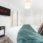 Urban Elegance - Spacious 5-bed In בית נופש *