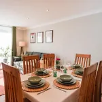 Henderson House - West End 3 Bedroom Family *