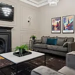 Spacious 5 Bedroom With 3 Bathrooms And Private Parking *