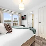 Urban Elegance - Spacious 5-bed In *