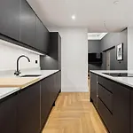 בית נופש Spacious 5 Bedroom With 3 Bathrooms And Private Parking