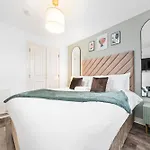 בית נופש Urban Elegance - Spacious 5-bed In *