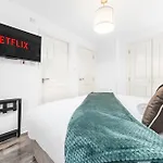 Urban Elegance - Spacious 5-bed In Holiday home