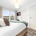 בית נופש Urban Elegance - Spacious 5-bed In